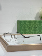 Gucci glasses with black metal round frame and clear lenses