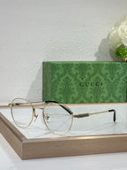 Gucci glasses with clear lenses, gold metal frame and thin temples