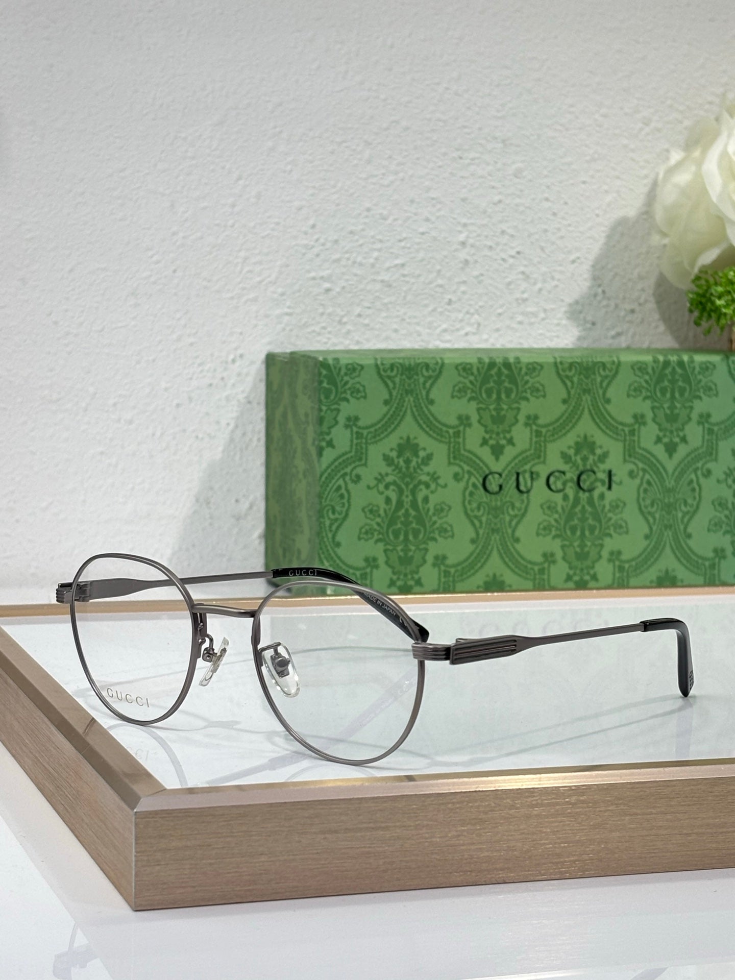 Gucci glasses with dark round frame, clear lenses, slim metal temples