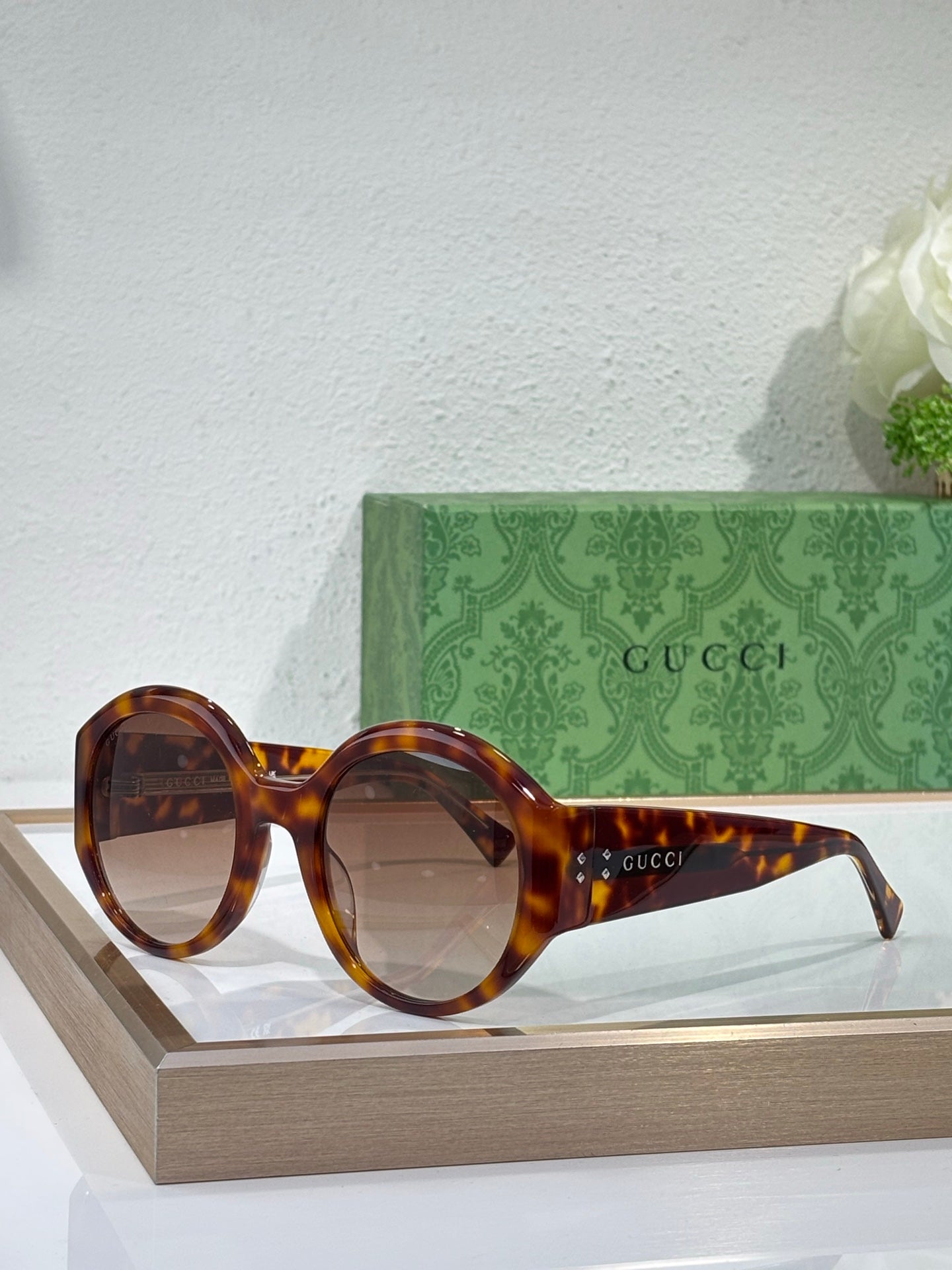 Tortoise shell round sunglasses with gradient lenses and Gucci logo on arms