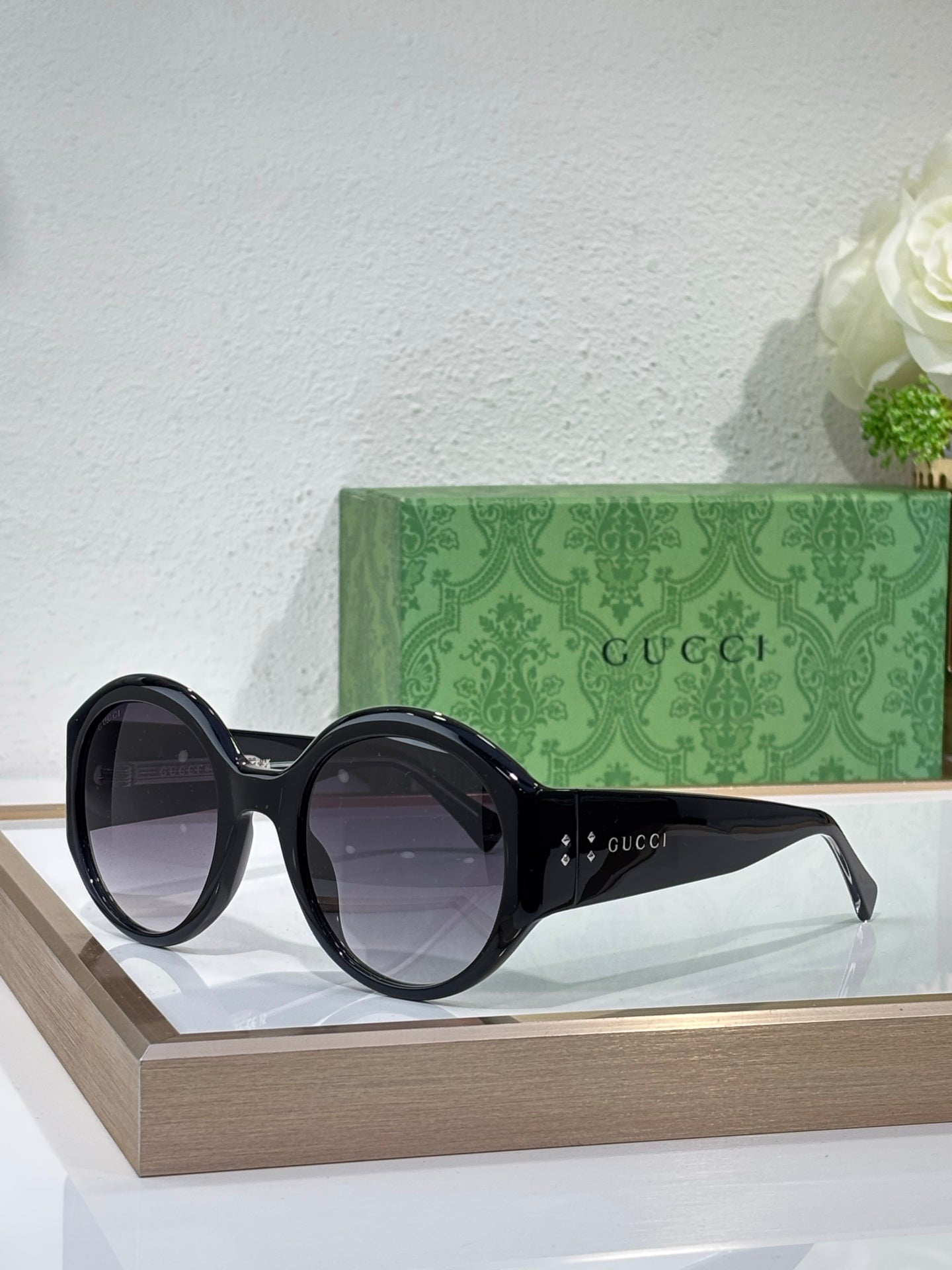 Black round sunglasses with gradient lenses and Gucci logo on temple