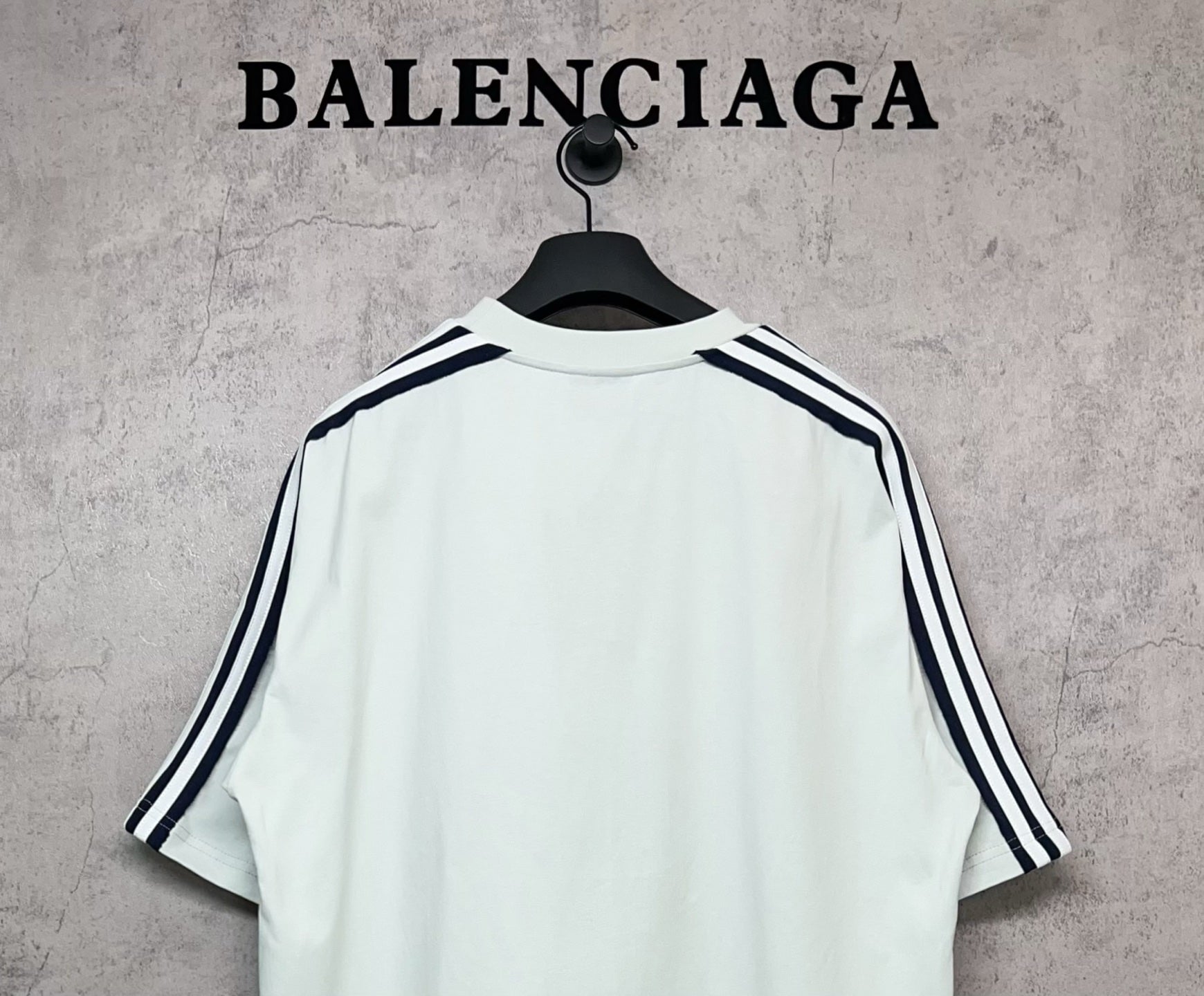Balenciaga short-sleeve shirt back, white with black stripe shoulders