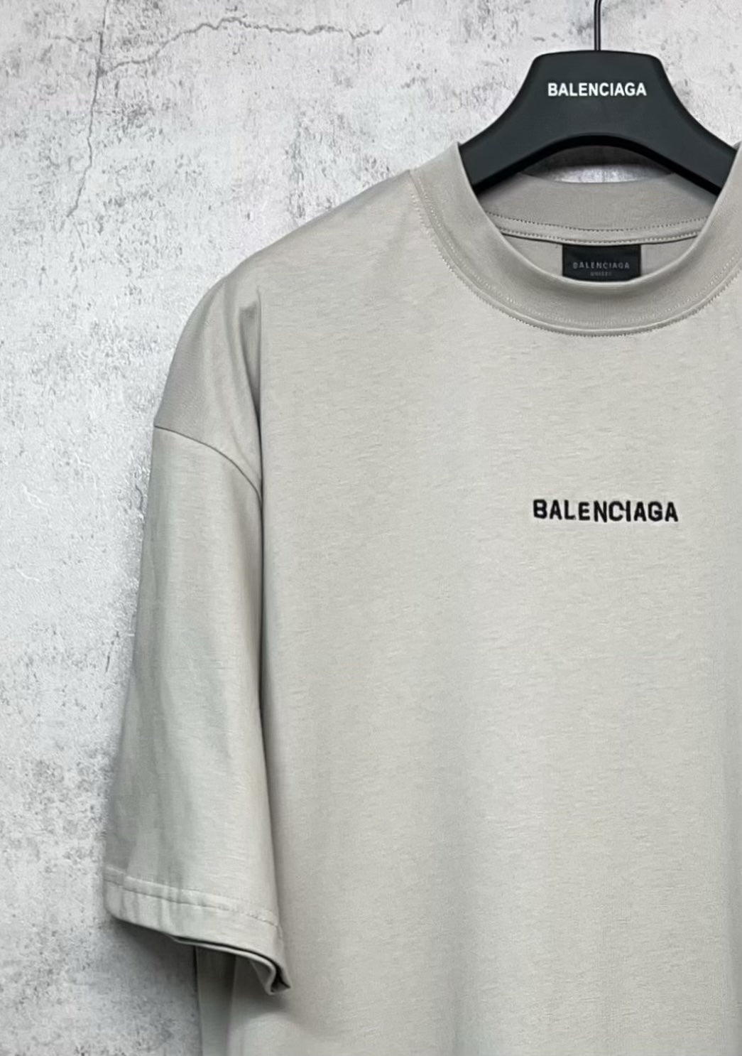 Balenciaga light gray short-sleeve T-shirt with chest logo, sleeve detail