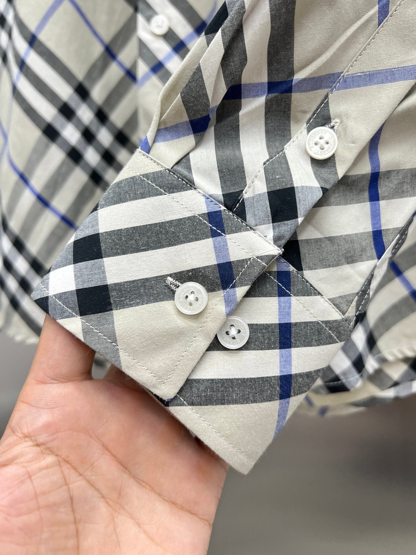 Checkered long-sleeve shirt collar with white buttons, Burberry