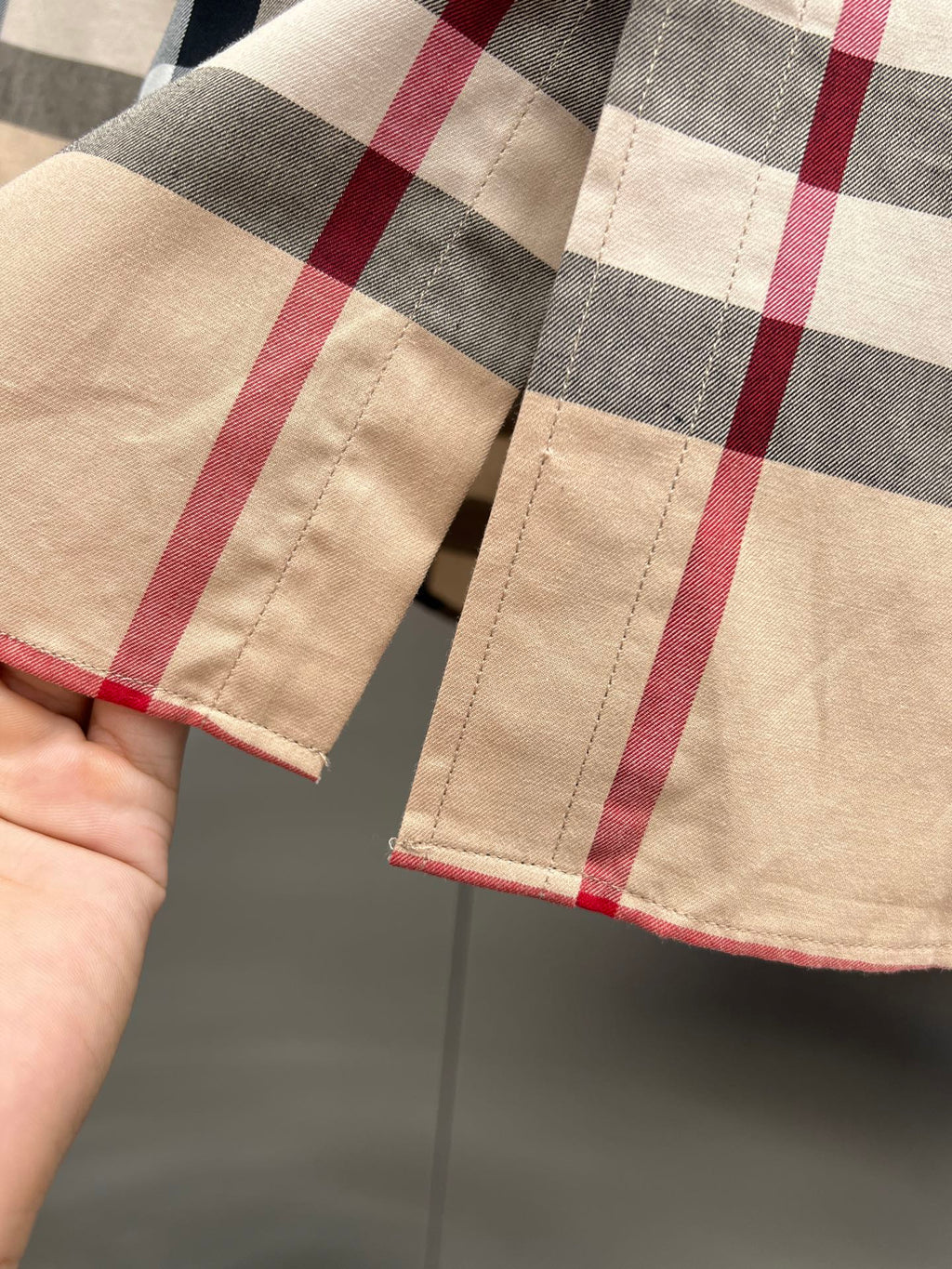 Long plaid shirt sleeve cuff with buttoned hem, beige with red and black checks