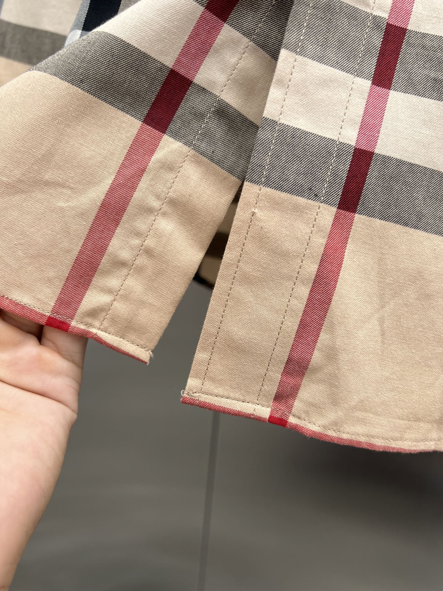 Long plaid shirt sleeve cuff with buttoned hem, beige with red and black checks