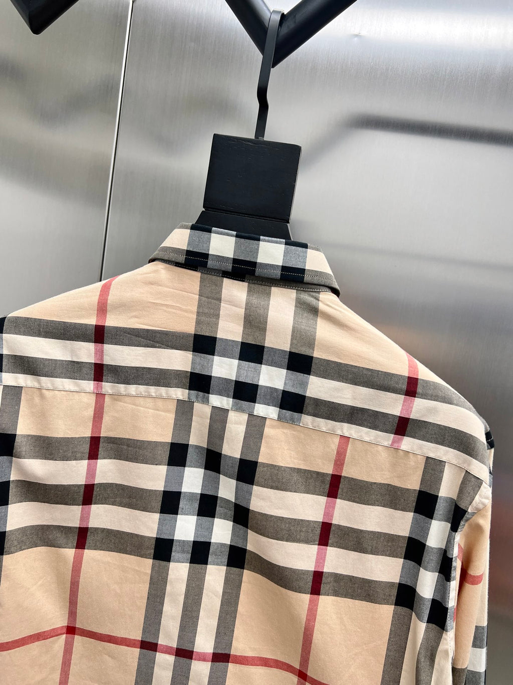 Plaid long-sleeve shirt back with hanging tag, beige and black/red checks