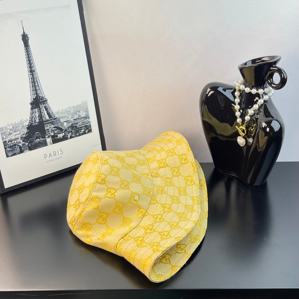Gucci cap in yellow GG jacquard, angled view of curved brim