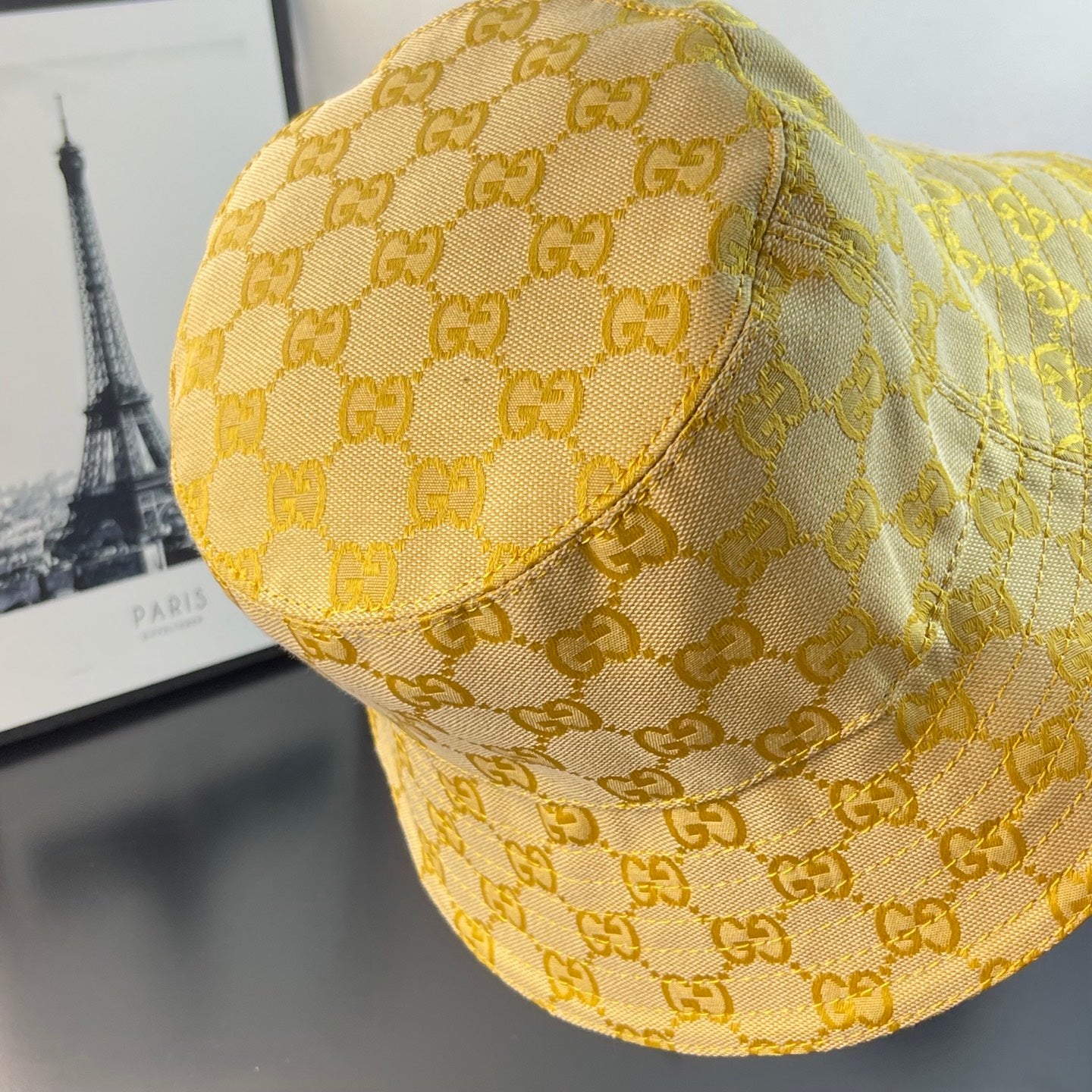 Gucci cap in yellow GG jacquard, close-up of crown and side panel