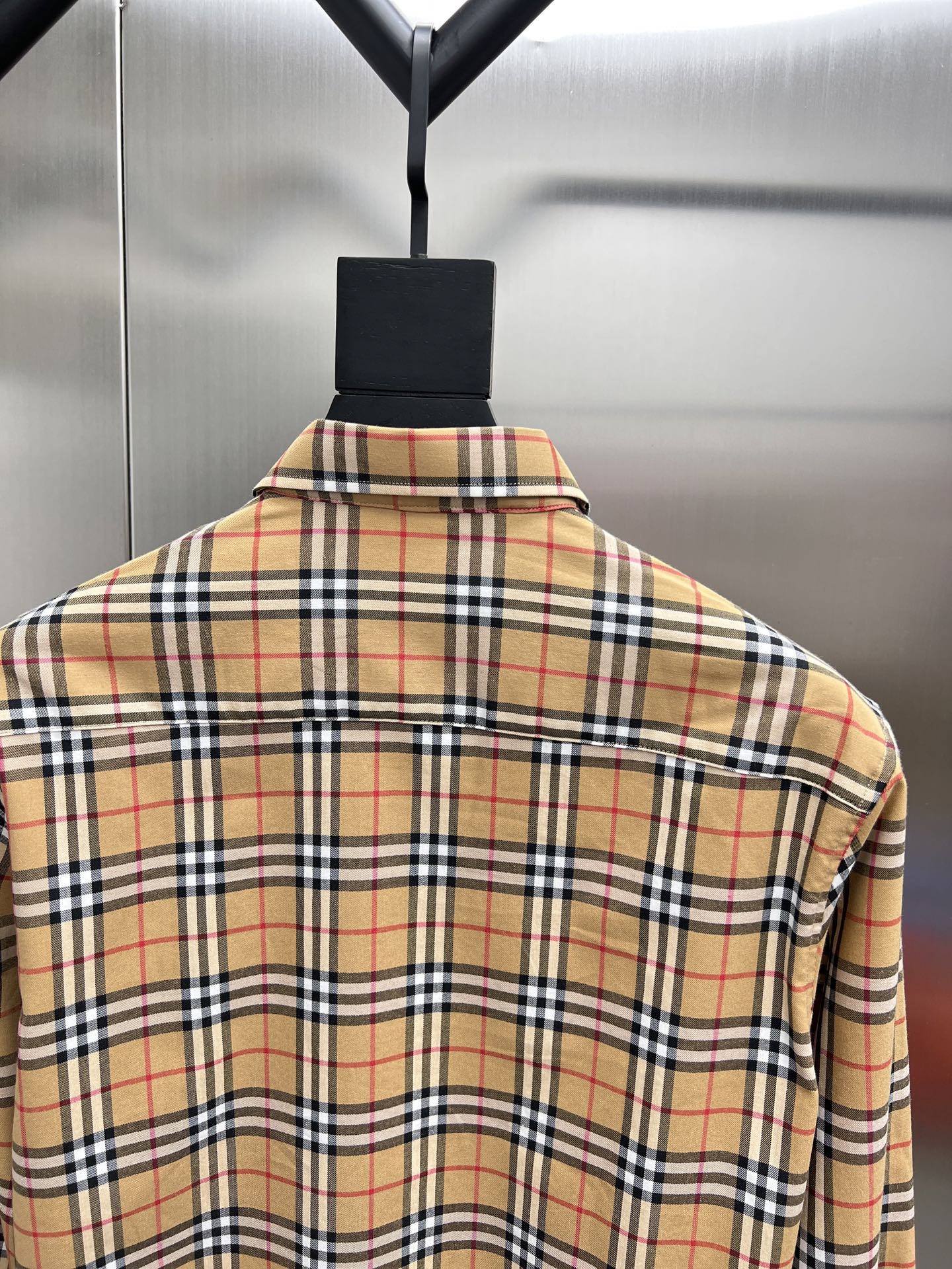 Plaid long-sleeve shirt back with fold-over collar and center seam