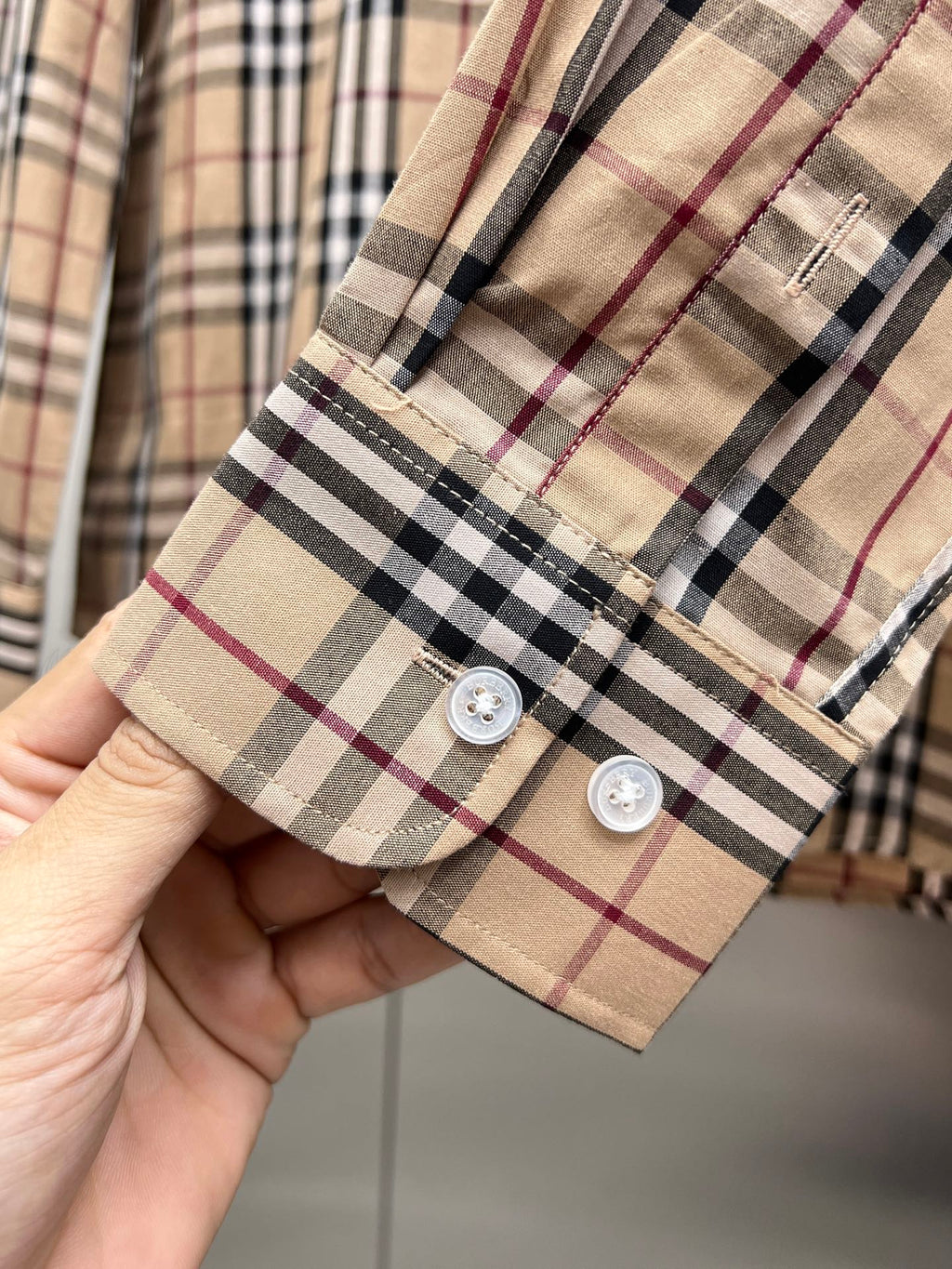 Plaid long-sleeve shirt cuff with two white buttoned plackets