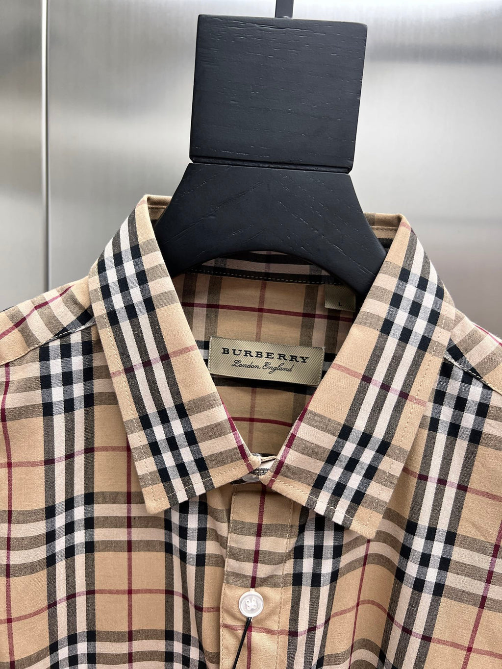 Plaid shirt neckline with V-shaped collar and front button placket detail