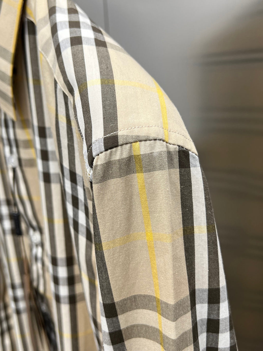 Plaid long-sleeve shirt sleeve side, cream base with black and yellow vertical stripe checks