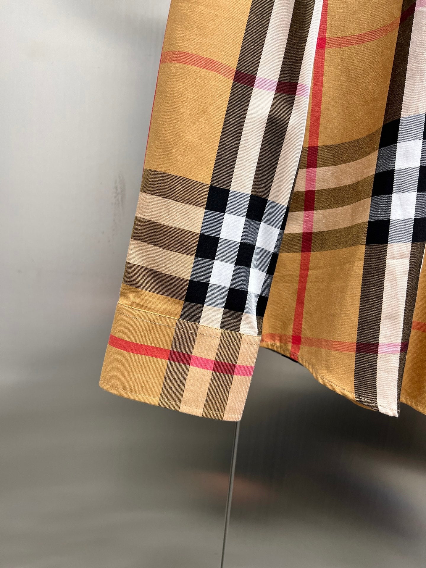 Plaid long-sleeve shirt hem and sleeve end with cuff