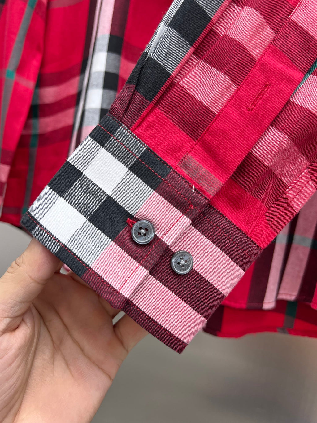 Plaid long-sleeve shirt sleeve cuff with two buttons