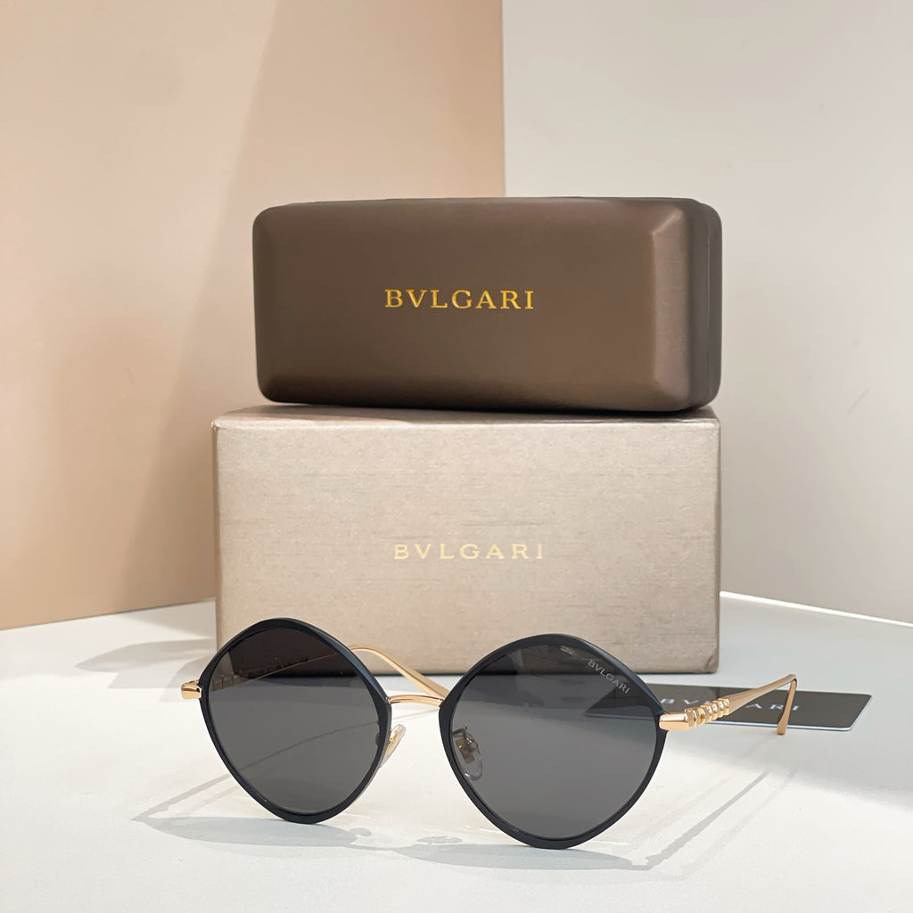 Black round sunglasses with dark lenses and slim metal arms.