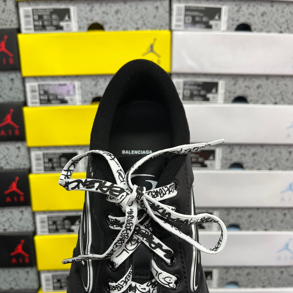 Black sneaker heel with patterned lace and collar detail