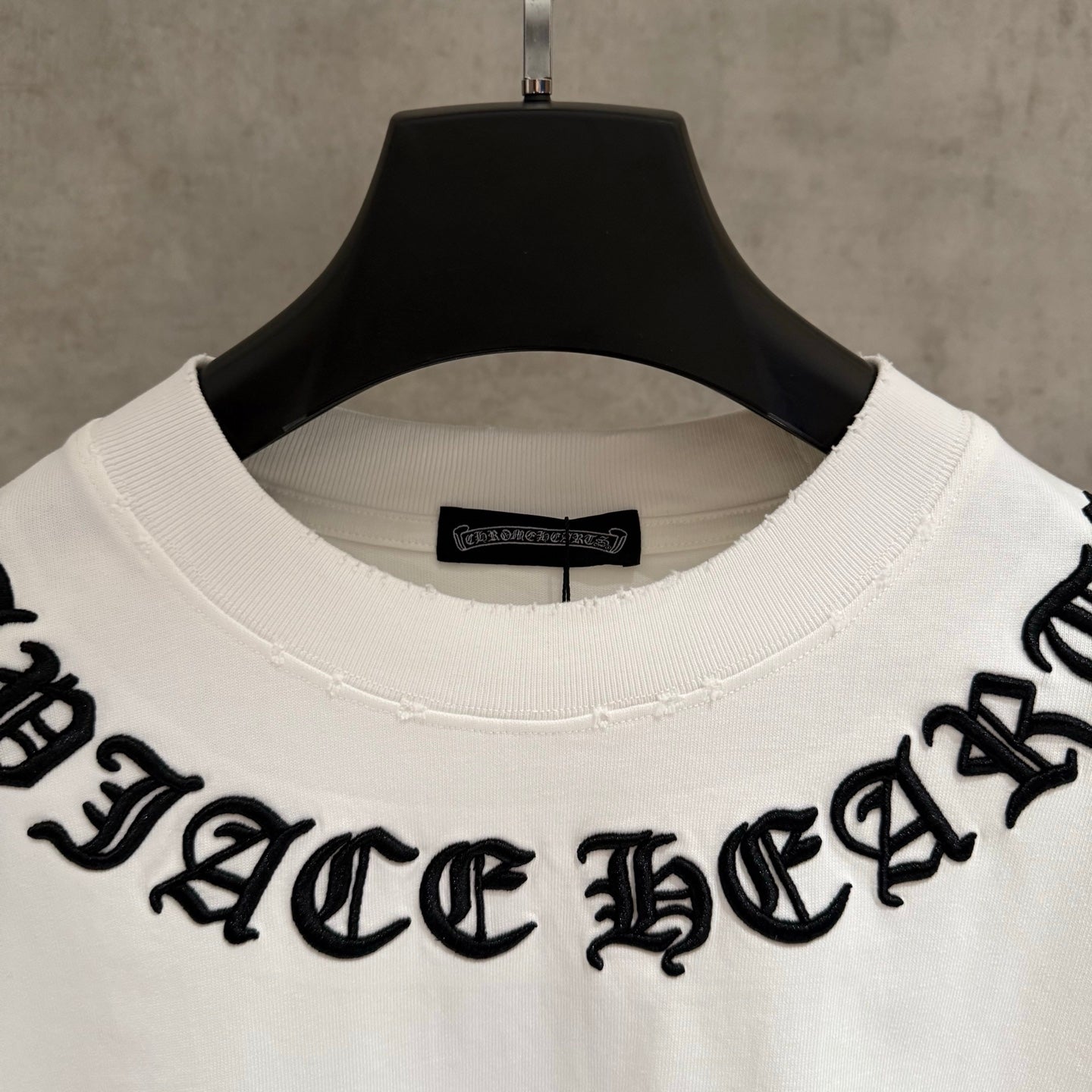White short-sleeve T-shirt with crew neck ribbing and inner neck label