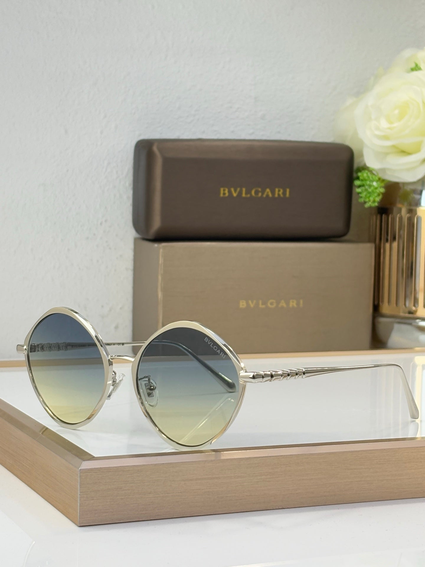 Silver round sunglasses with light gradient lenses and thin metal arms