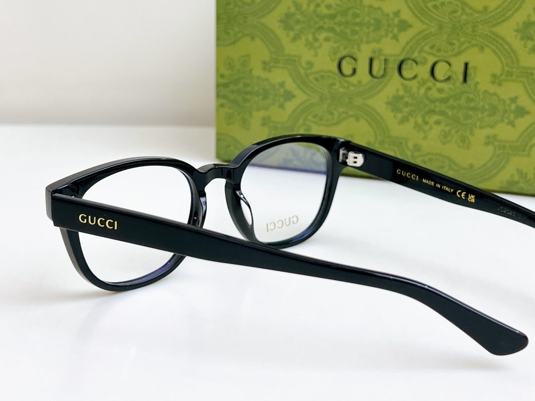 Black Gucci eyeglasses front-left view with square frames and clear lenses