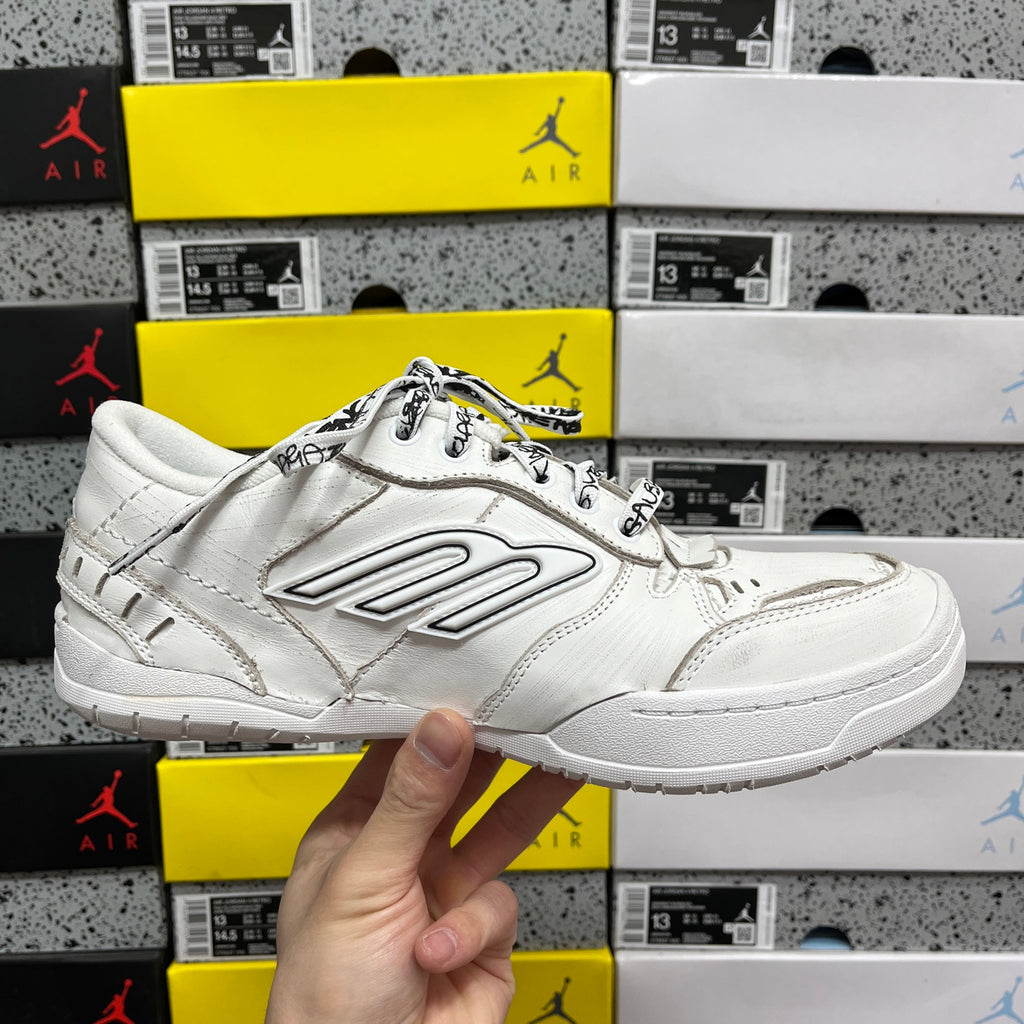 Balenciaga white leather sneaker with lace-up closure and side logo detail
