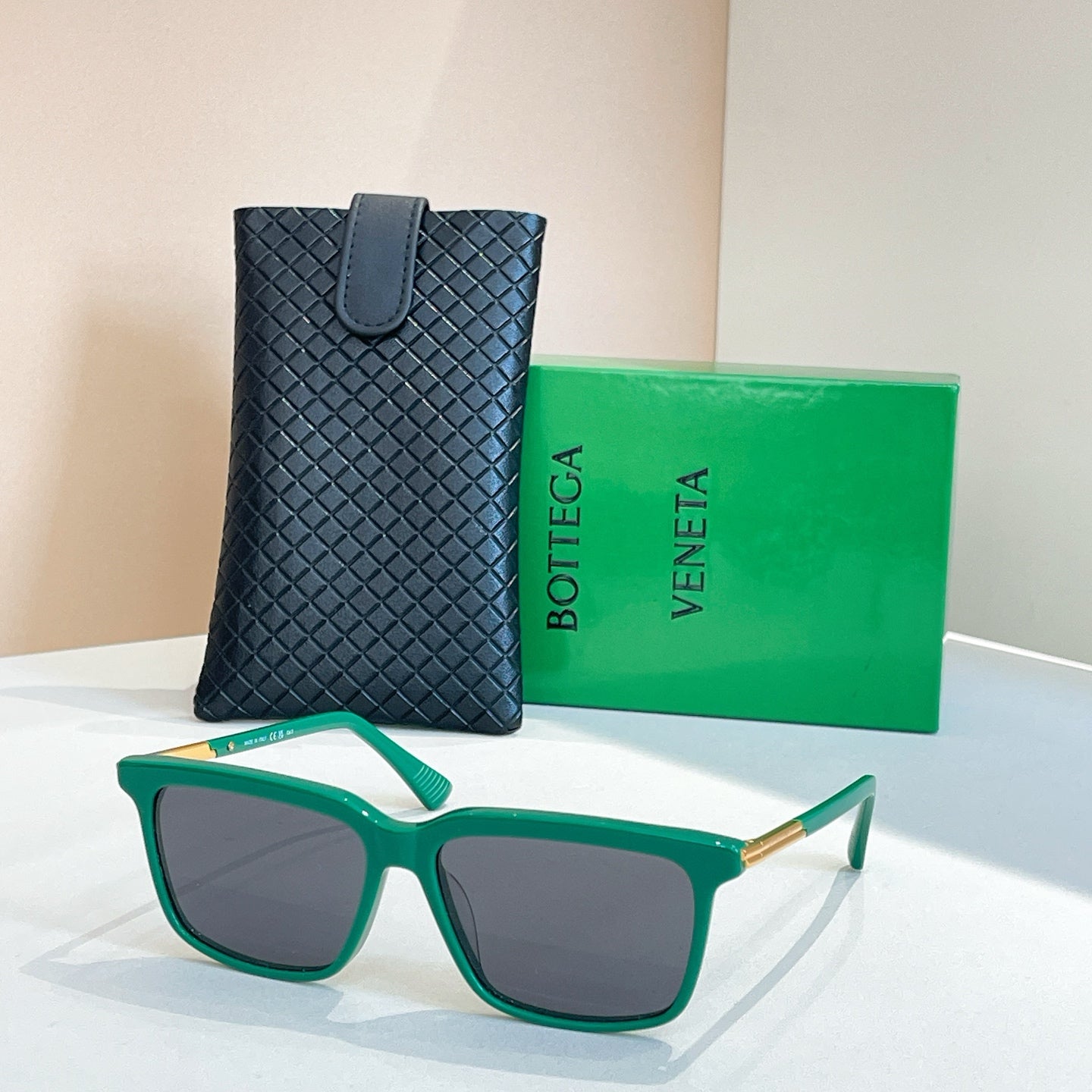 Bottega Veneta glasses with green frame and dark lenses, gold temples, in leather case
