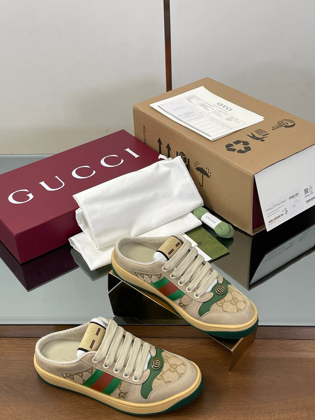Gucci low-top sneakers in beige with green and red web stripe detail, lace-up.