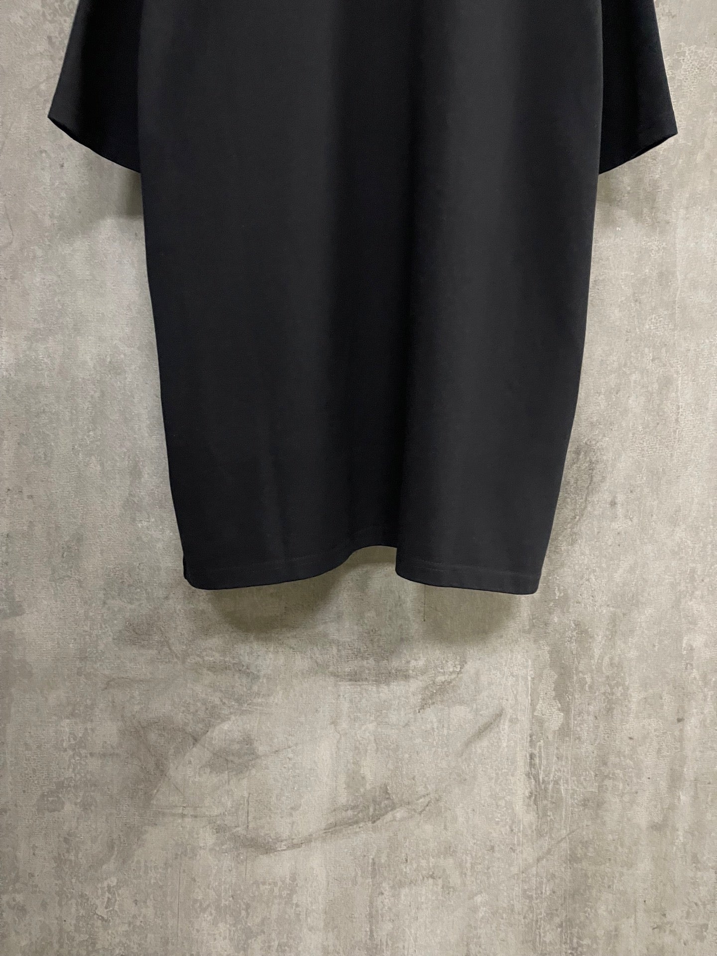 Black short-sleeve T-shirt back with curved hem