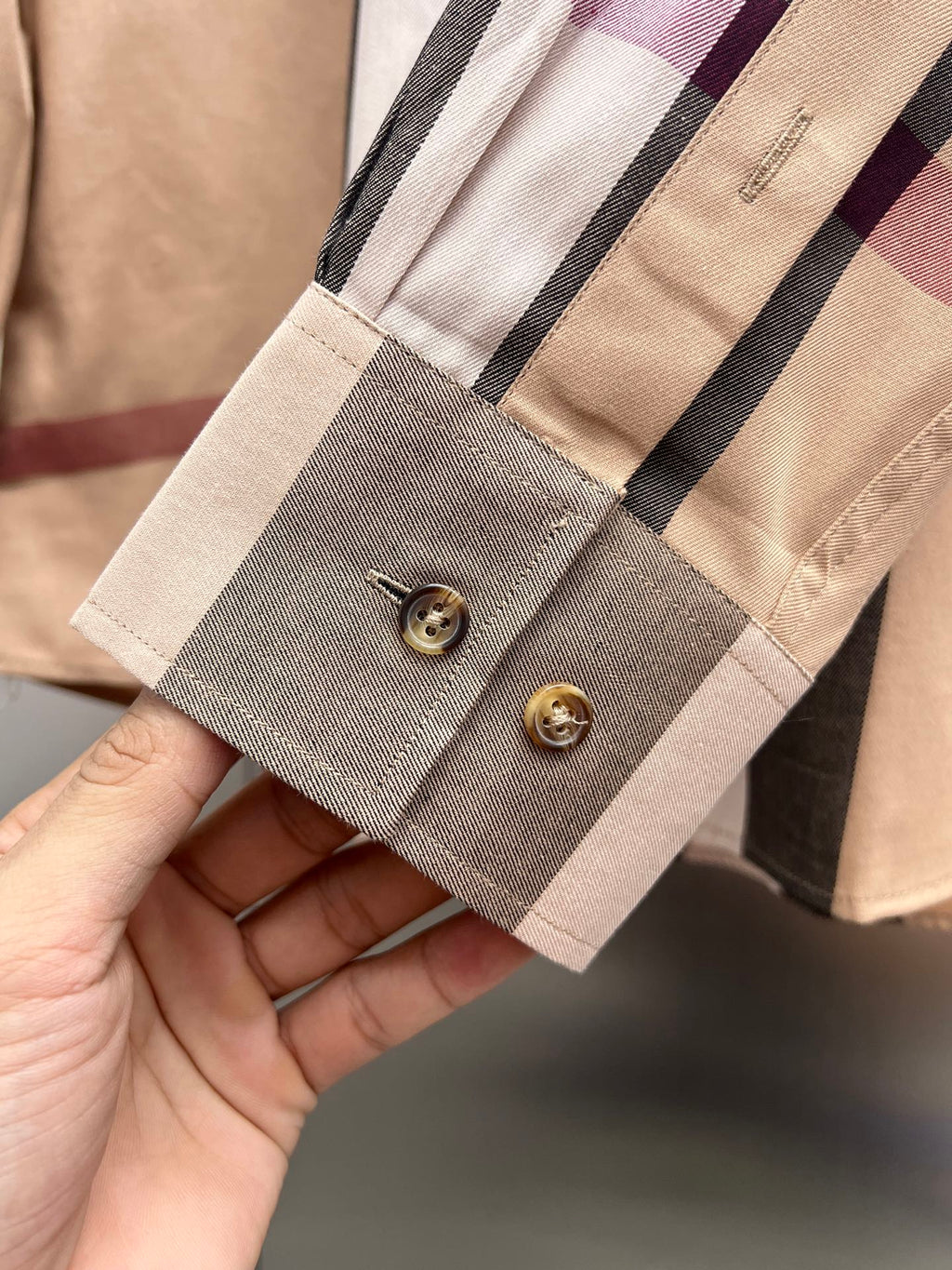Plaid long-sleeve shirt cuff with button placket and folded fabric