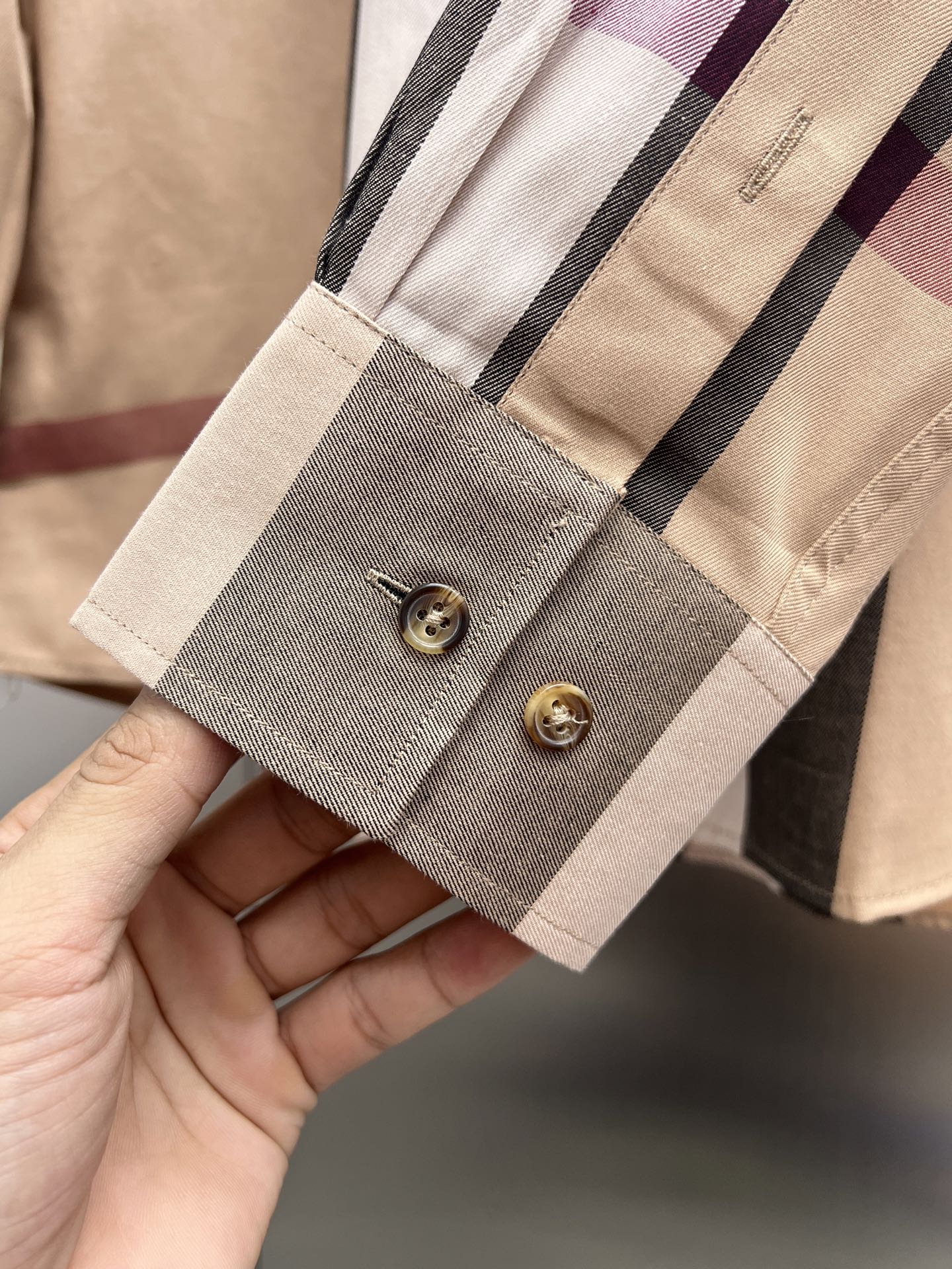 Plaid long-sleeve shirt cuff with button placket and folded fabric
