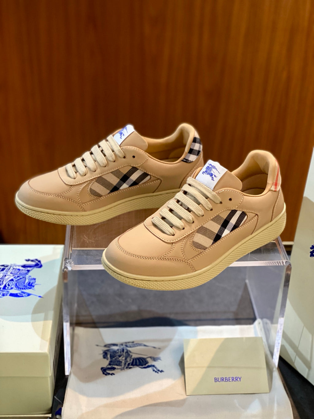 Light beige sneakers, lace-up with check panel at the side and logo patch on tongue