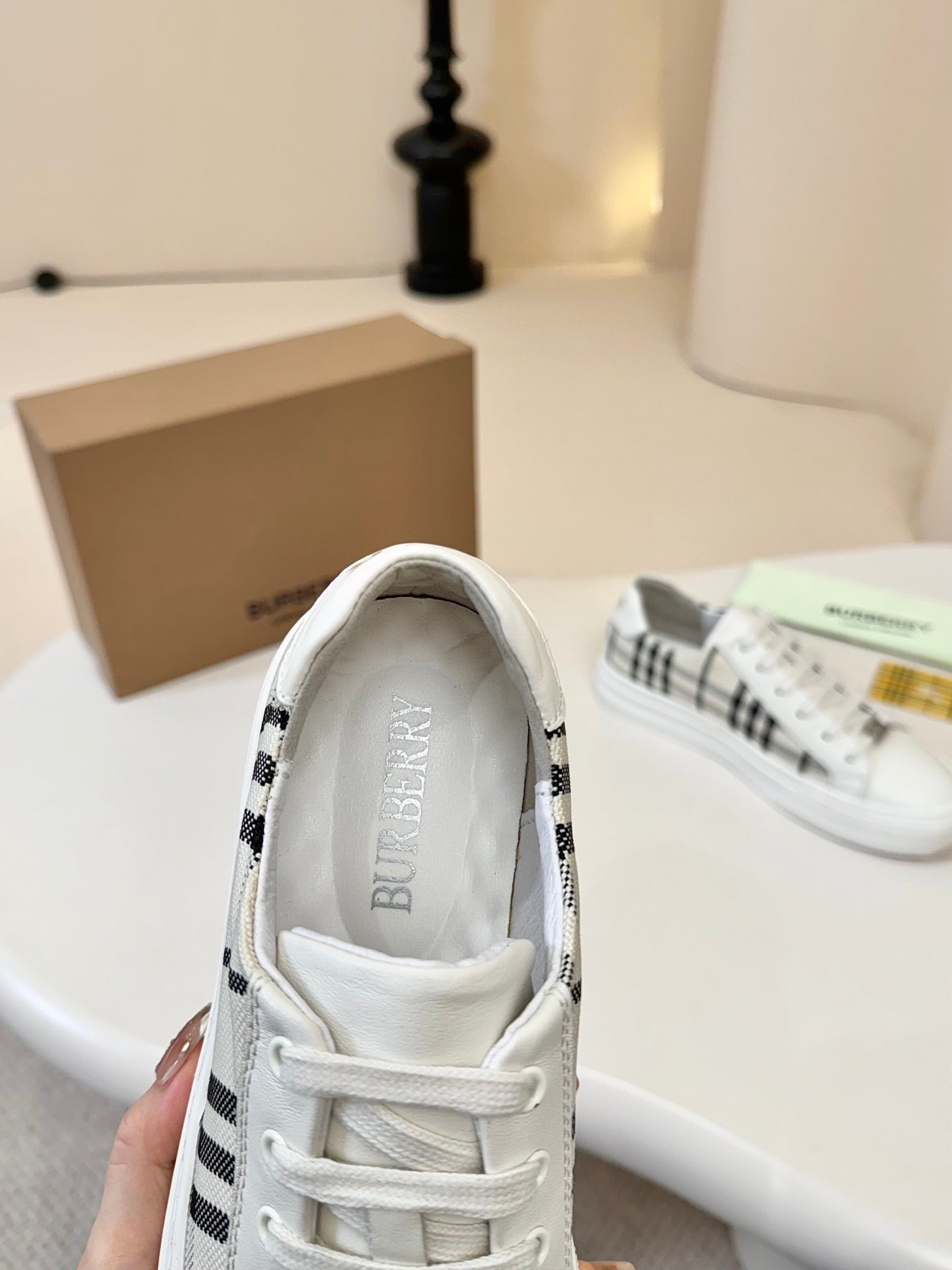 Low-top sneakers with logo print on inner lining and white lace-up front