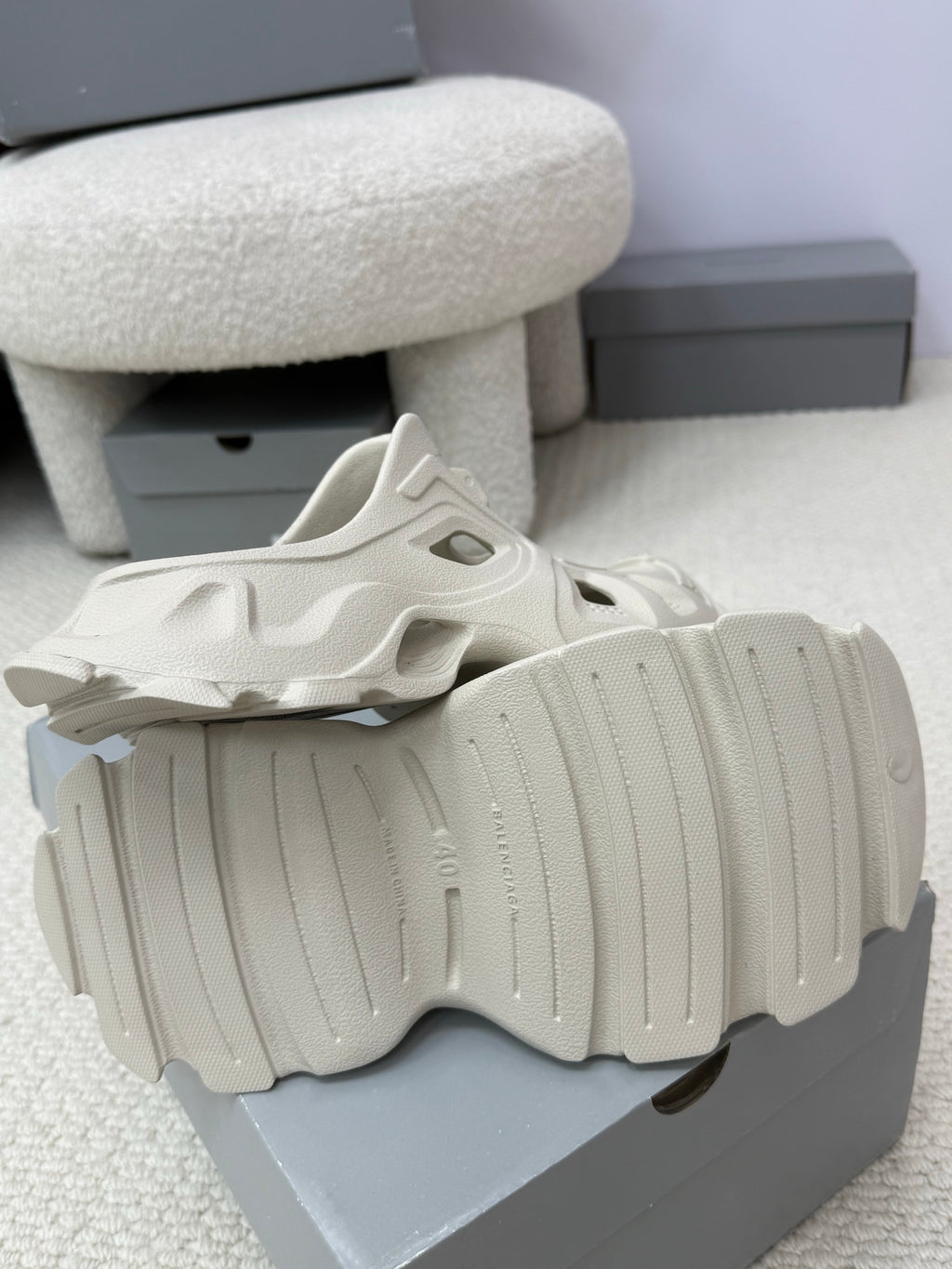Balenciaga white slide sandals outsole, ridged tread and molded heel