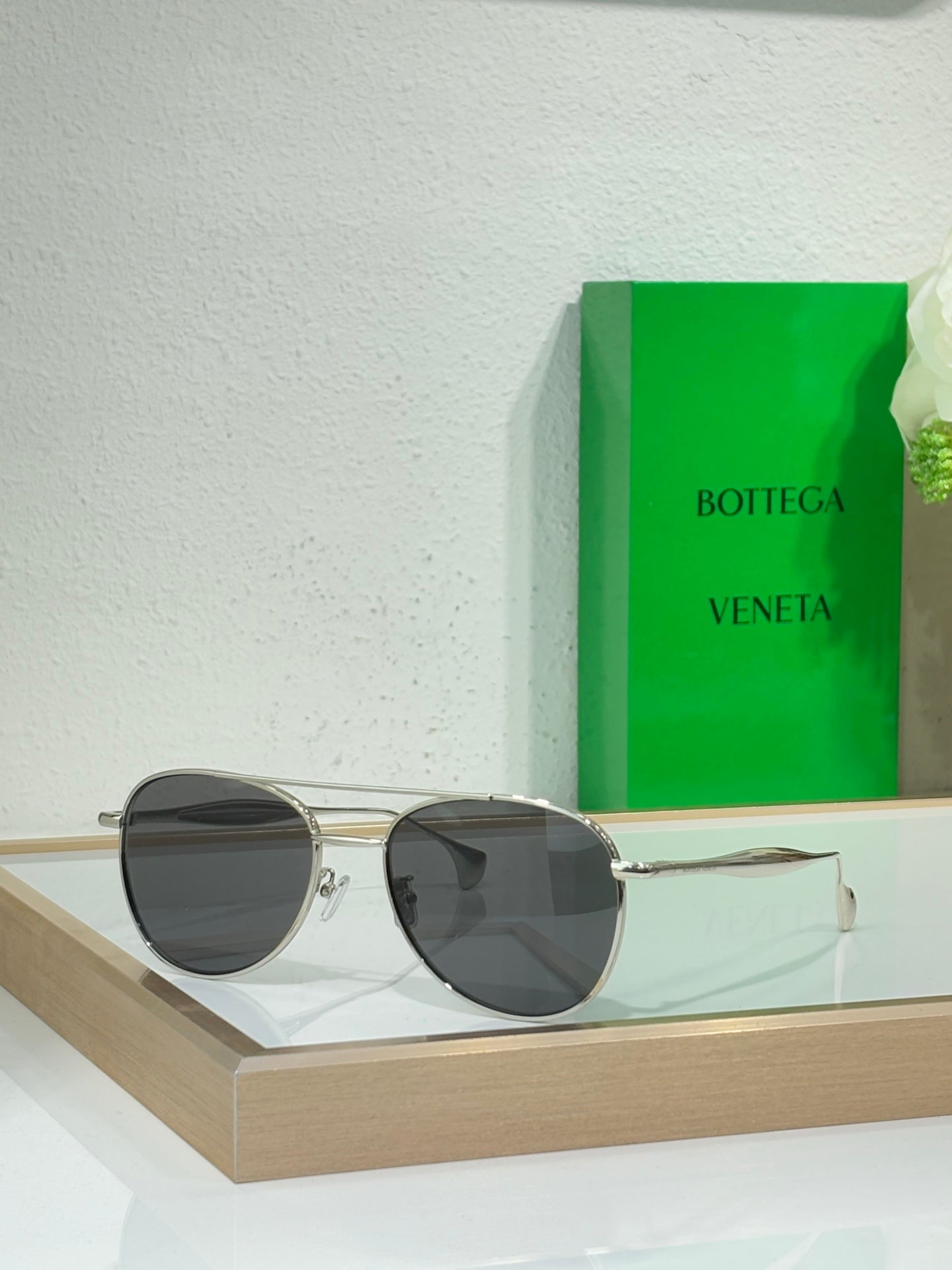 Round sunglasses with dark frame and dark gray lenses.