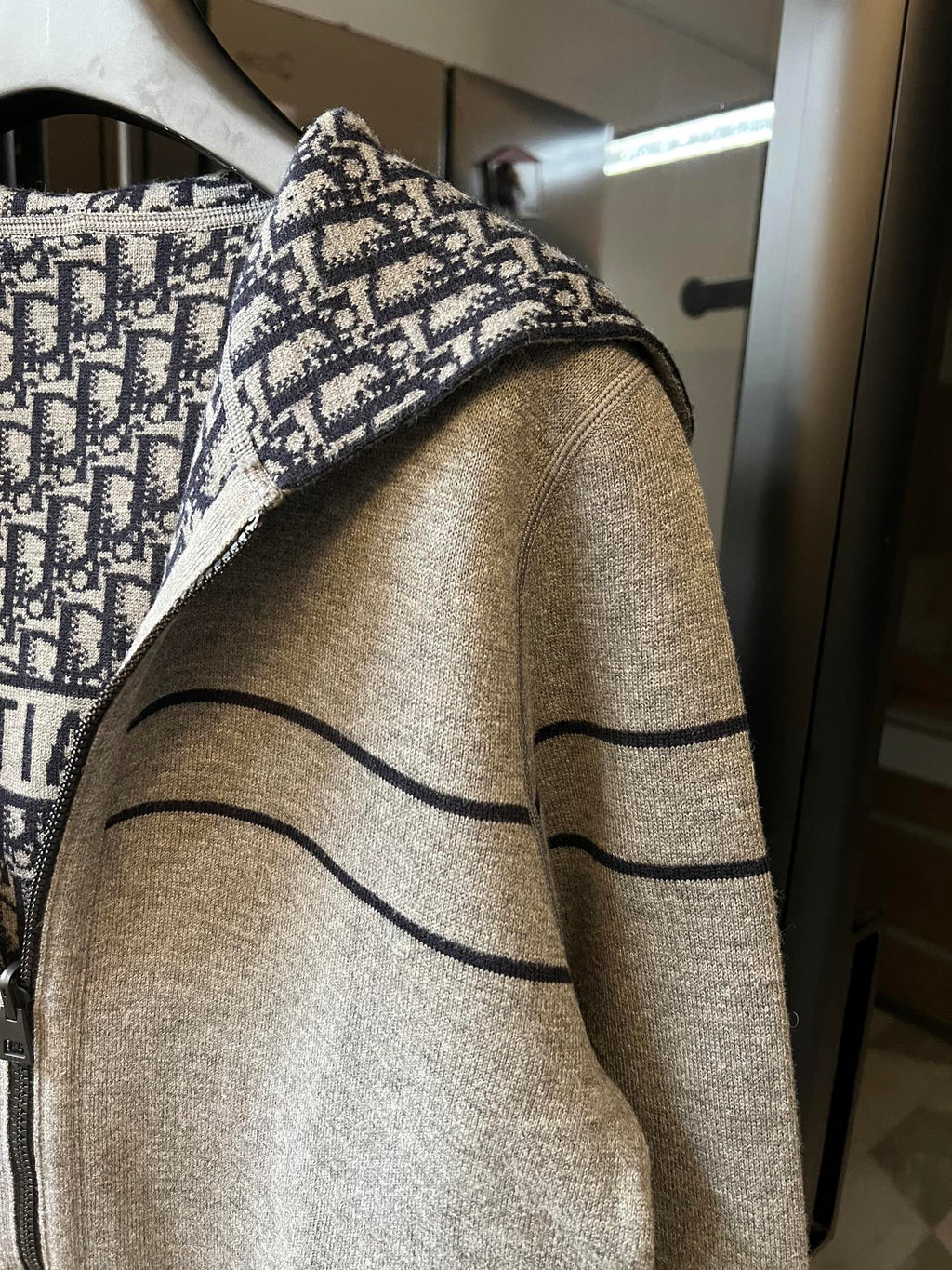 Long cardigan sleeve with black logo stripe and heather gray knit