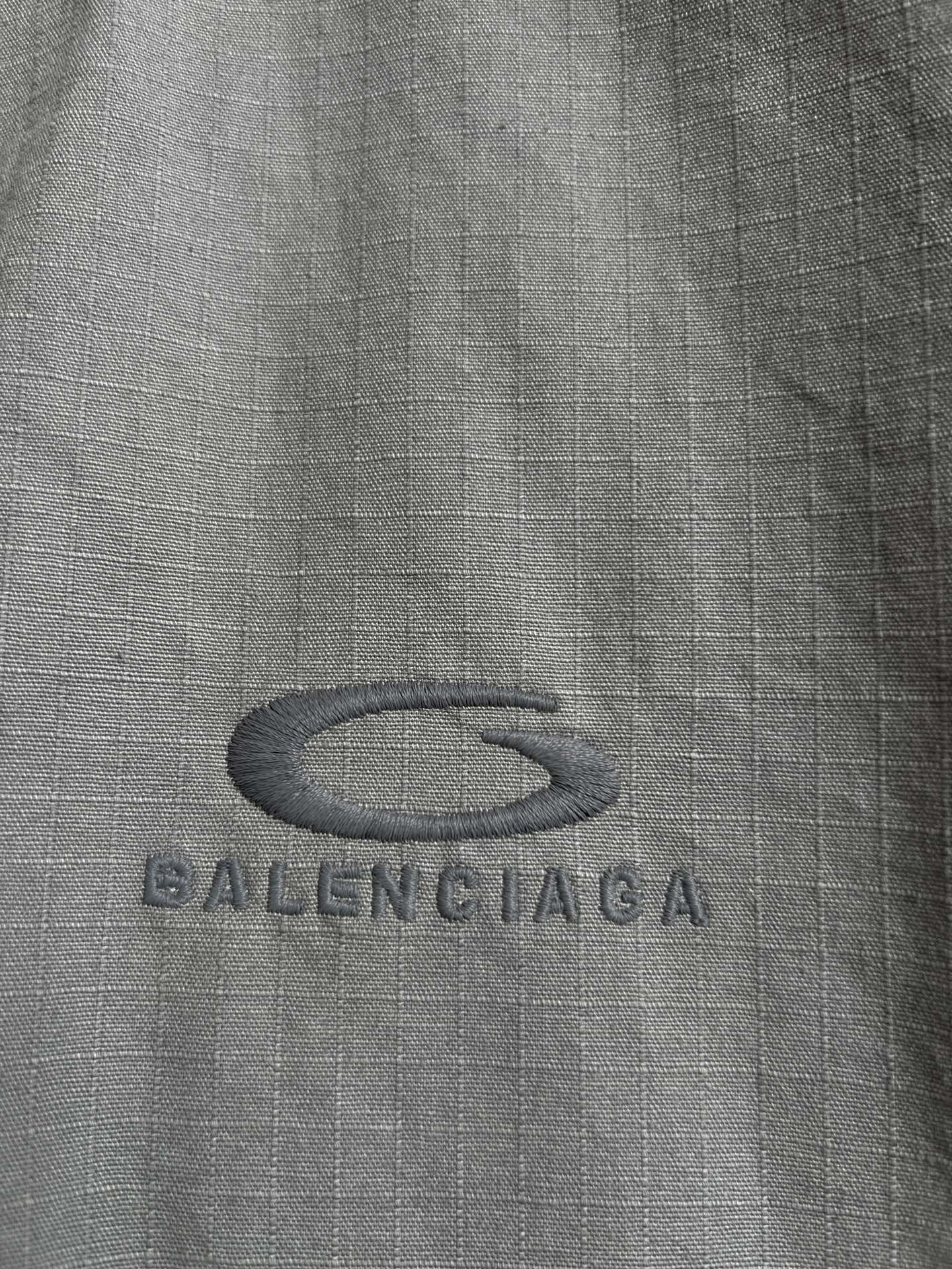 BALENCIAGA logo embroidery on light gray fabric