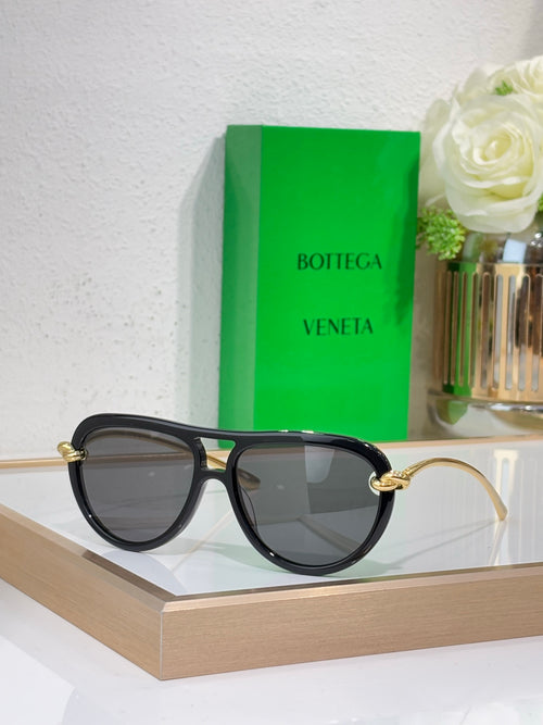 Bottega Veneta sunglasses with black frame and dark gray lenses