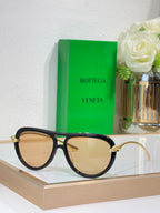 Bottega Veneta sunglasses with black frame and beige tinted lenses