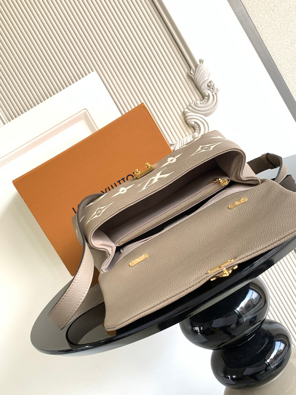 Beige Louis Vuitton shoulder bag open top, monogram pattern and gold clasps