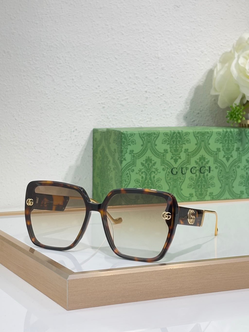Gucci sunglasses with tortoiseshell frame and amber-tinted lenses