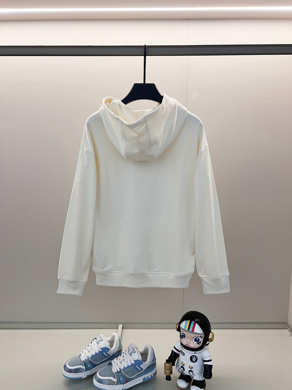 White Gucci long-sleeve pullover hoodie with hood and front pocket
