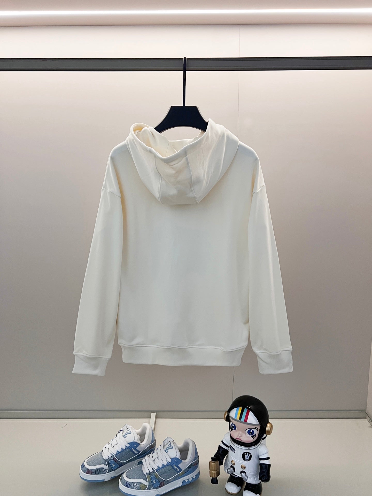 White Gucci long-sleeve pullover hoodie with hood and front pocket