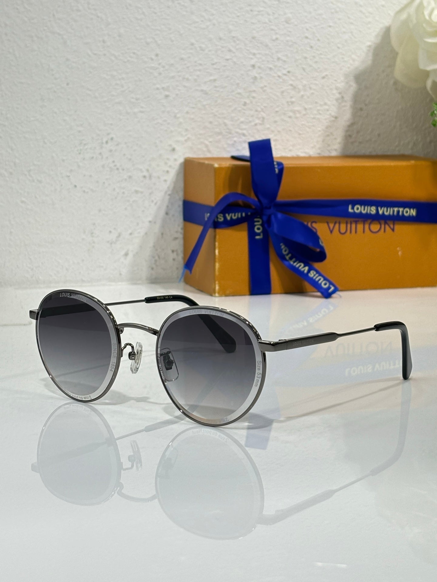 Louis Vuitton round sunglasses, silver metal frame, dark gray lenses