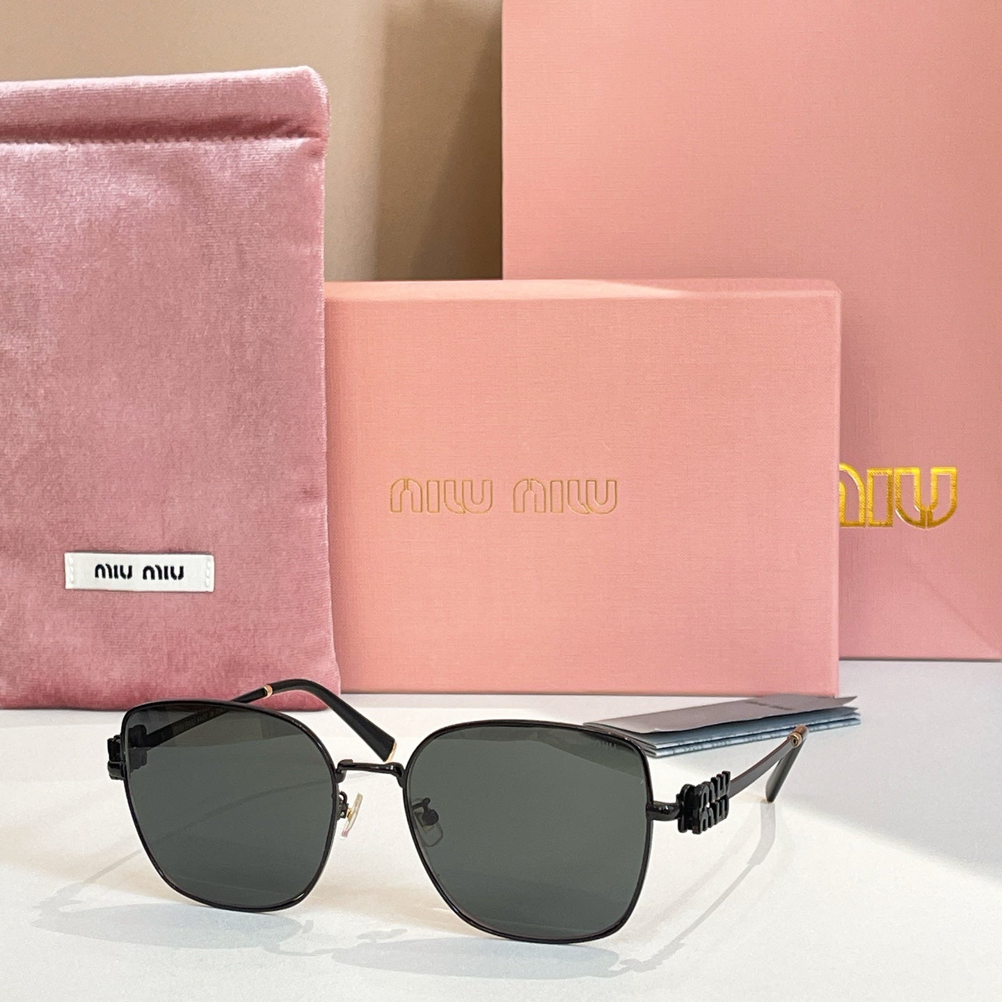 Square sunglasses with black frame and dark gray gradient lenses.