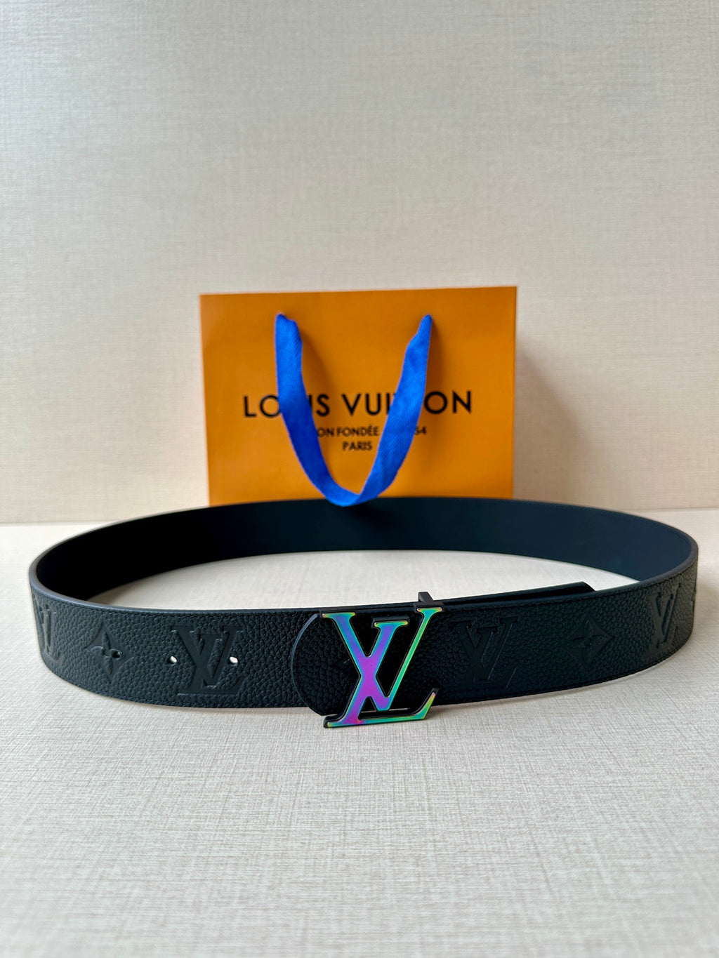 Louis Vuitton belt in dark textured leather with multicolor LV logo buckle