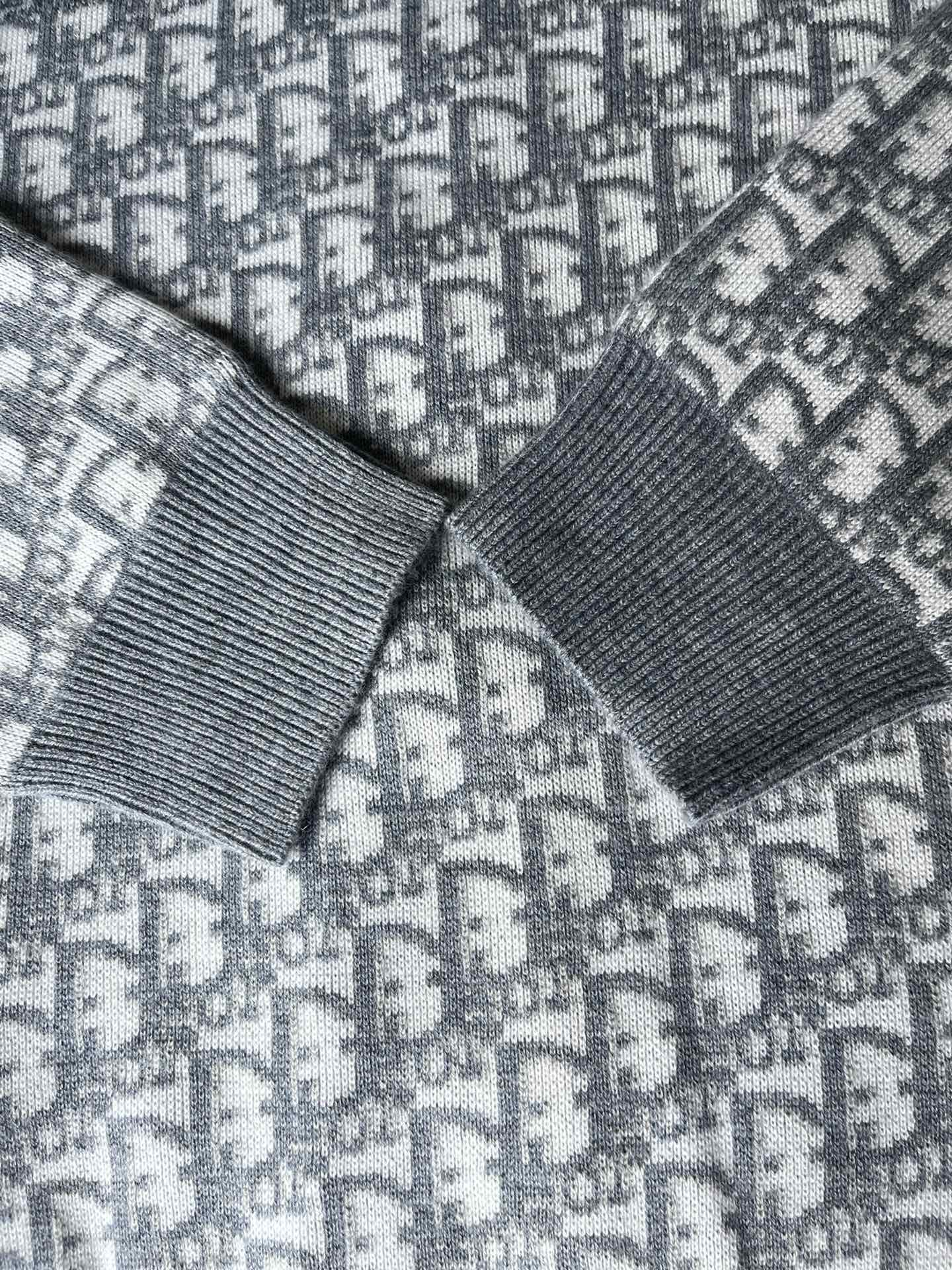 Gray patterned hoodie with ribbed cuff and shoulder seam detail