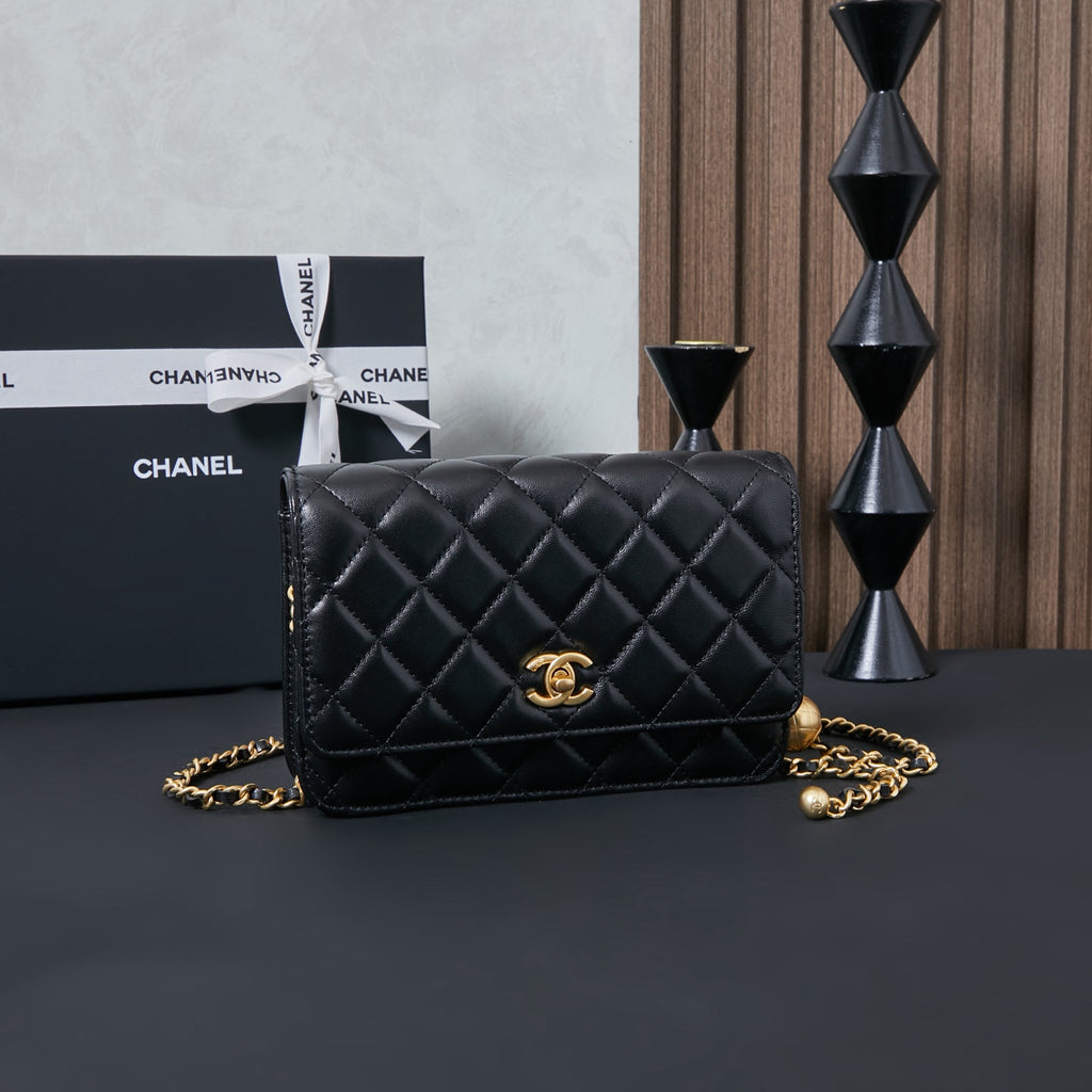 Chanel quilted leather shoulder bag in black with gold chain and CC clasp