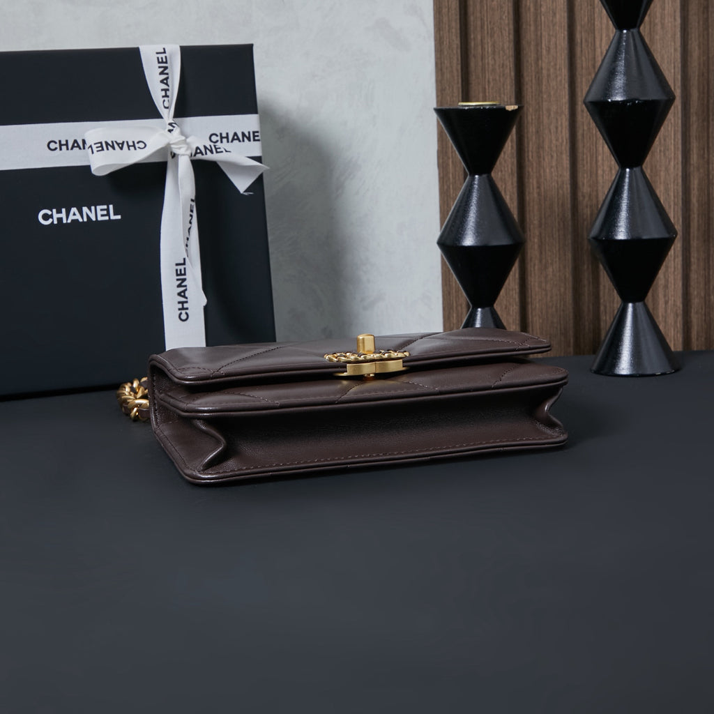 Chanel quilted flap bag with gold clasp and chain strap detail