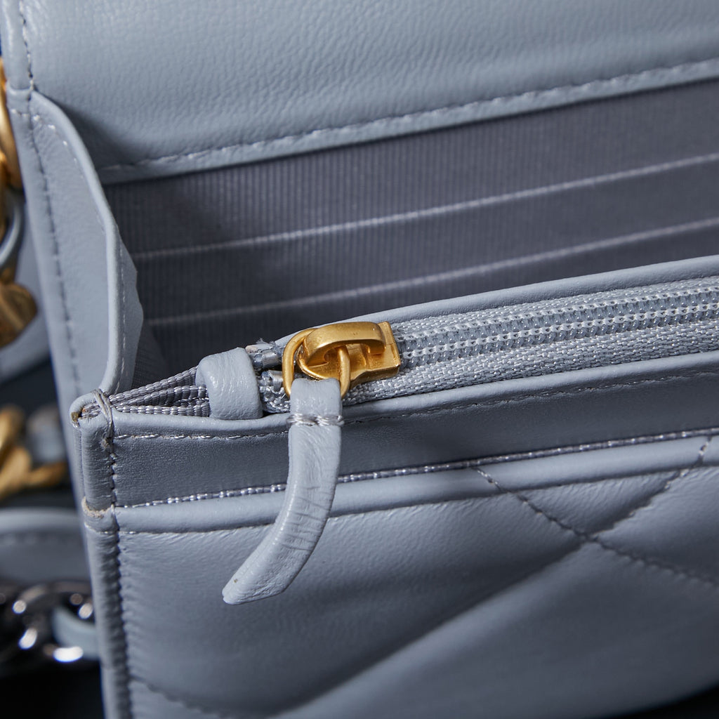 Light blue interior pocket with zipper pull and quilted lining detail