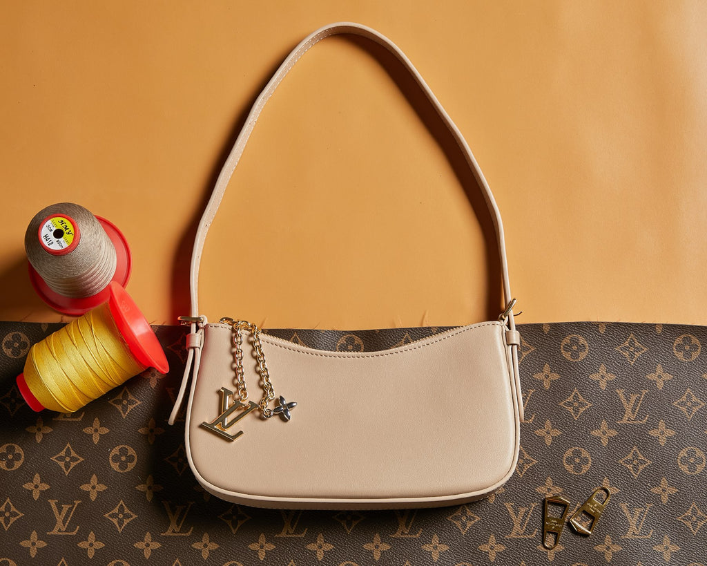 Louis Vuitton small hobo bag with beige leather and monogram canvas, chain charm